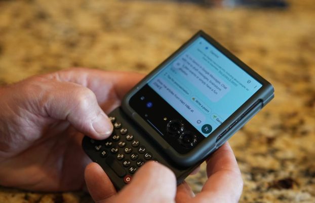 Este pequeño teclado físico convirtió mi teléfono plegable en una ‘BlackBerry’, y funciona