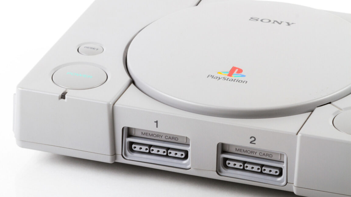 El ingeniero crea la primera placa base personalizada para la consola de PlayStation de la década de 1990