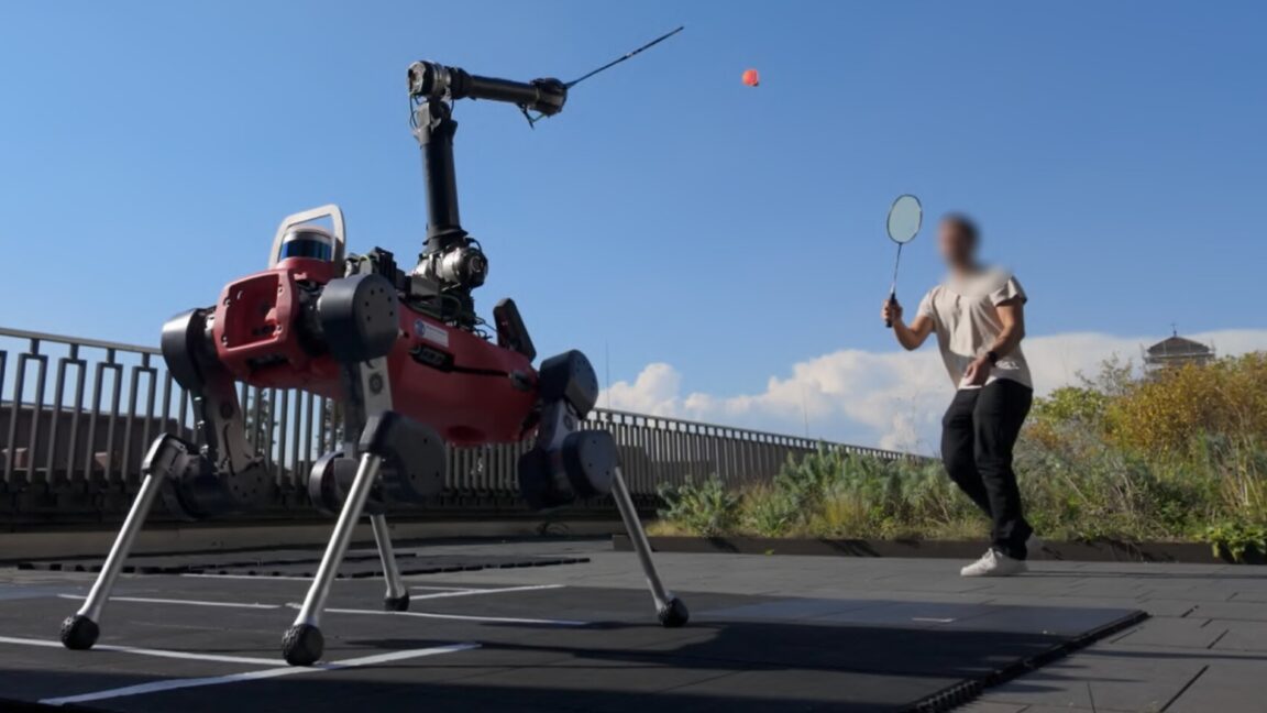 Los científicos construyeron un robot que juega bádminton con habilidades con IA
