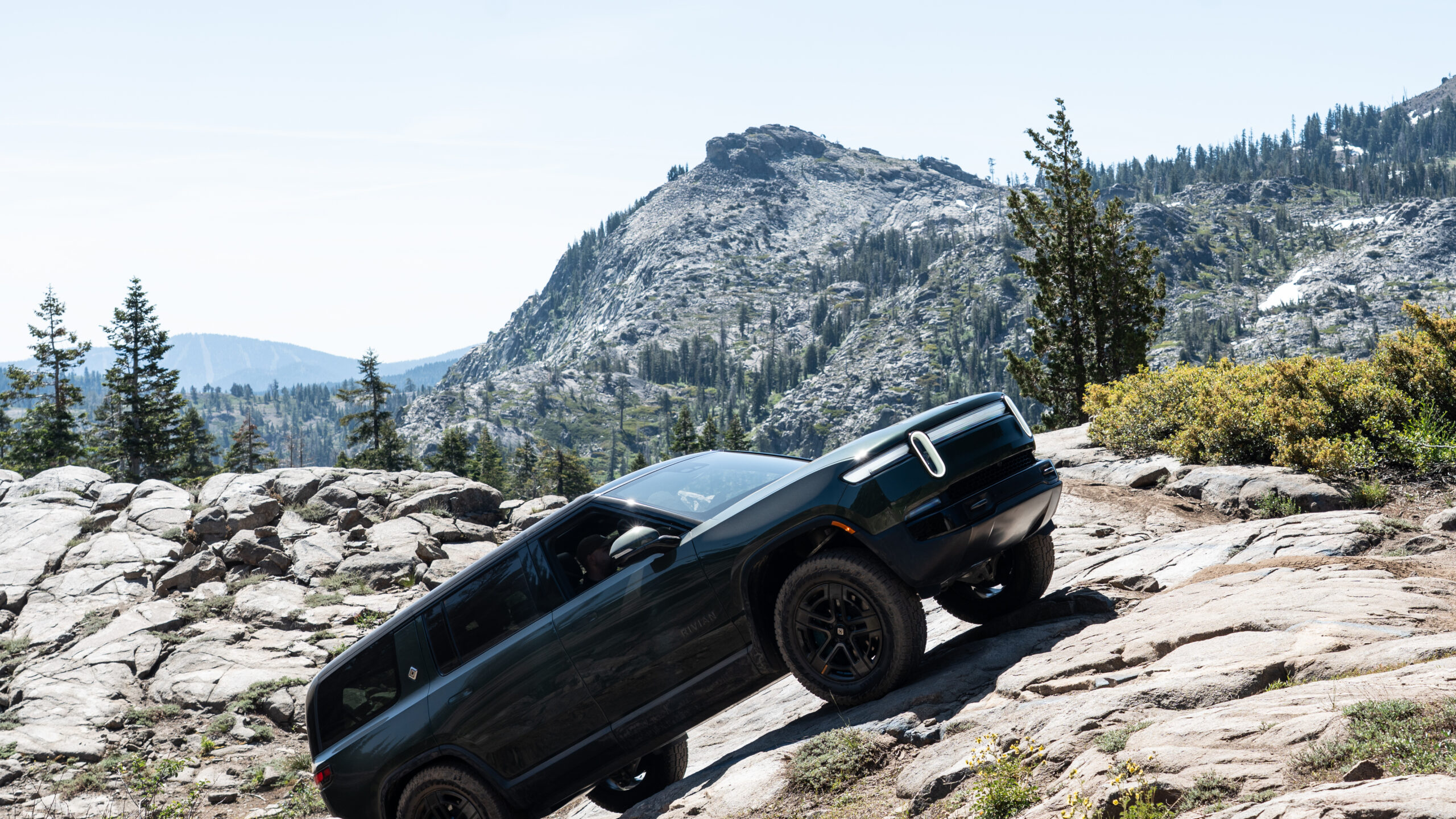 El nuevo quad-motor R1T y los R1 de Rivian vencieron a la competencia en cualquier condición