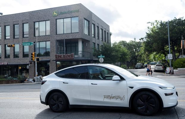 Un tesla robotaxi inexplicablemente condujo a un automóvil estacionado
