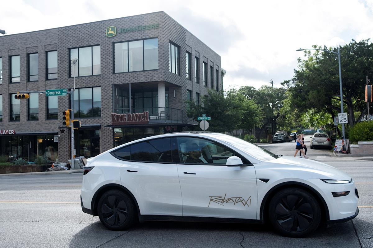 Un tesla robotaxi inexplicablemente condujo a un automóvil estacionado