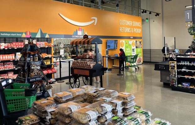 Amazon pidió a los empleados corporativos que ayuden a cumplir entre las entregas de comestibles para el día primo