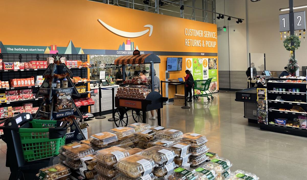 Amazon pidió a los empleados corporativos que ayuden a cumplir entre las entregas de comestibles para el día primo