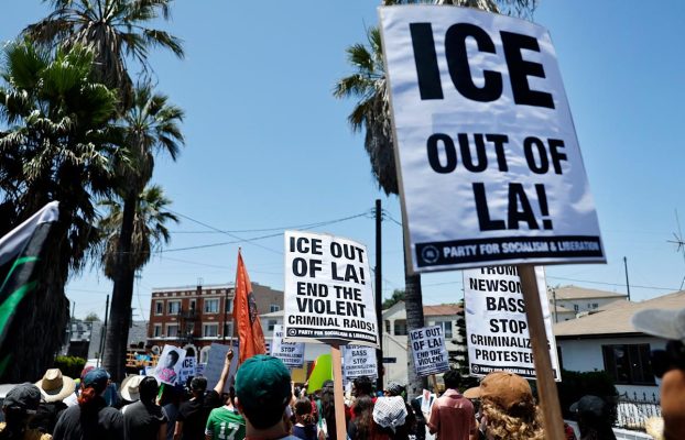 IceBlock sube a la cima de las listas de la tienda de aplicaciones después de que los funcionarios lo golpeen