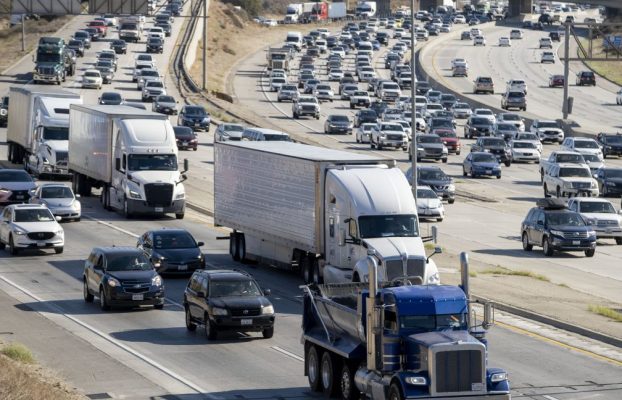 A medida que California enfrenta batallas judiciales, los estados luchan para salvar sus objetivos climáticos