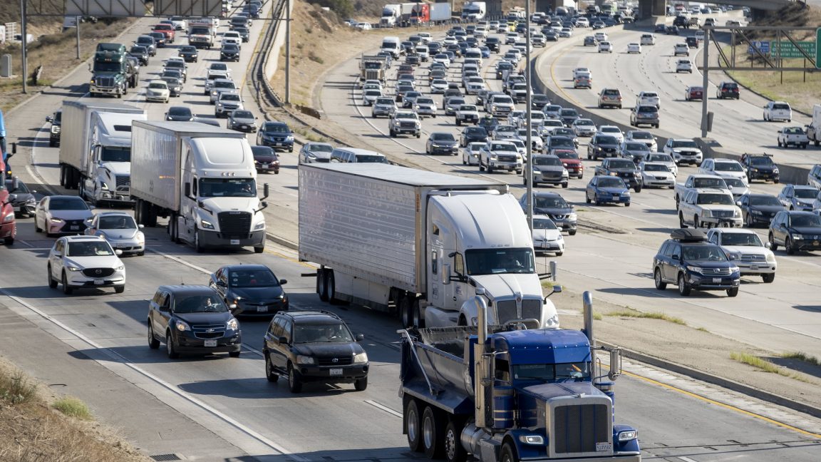 A medida que California enfrenta batallas judiciales, los estados luchan para salvar sus objetivos climáticos
