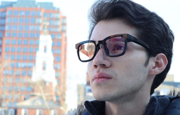 Estos anteojos transcritos ponen subtítulos en el mundo