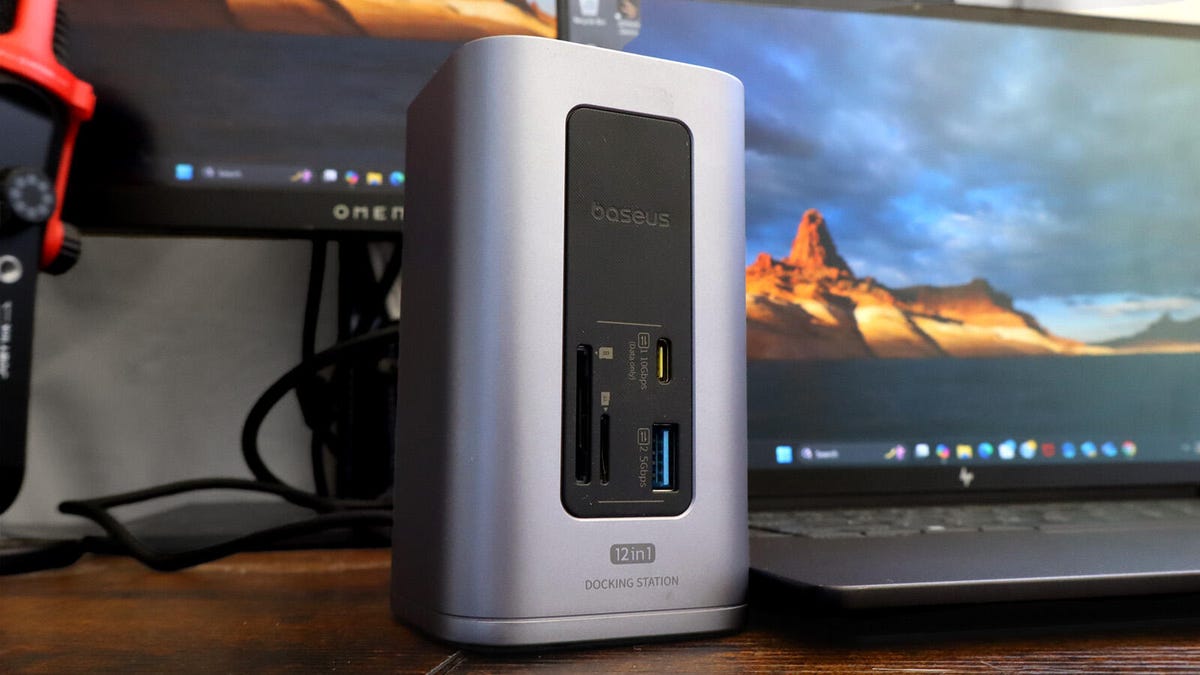 Este muelle compacto de la computadora portátil simplificó mi espacio de trabajo, y es comprar uno para obtener uno
