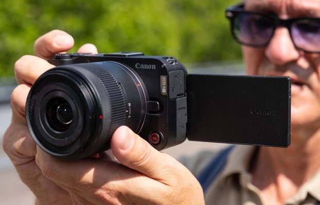 Una cámara de vlogging asequible que se queda atrás de sus rivales